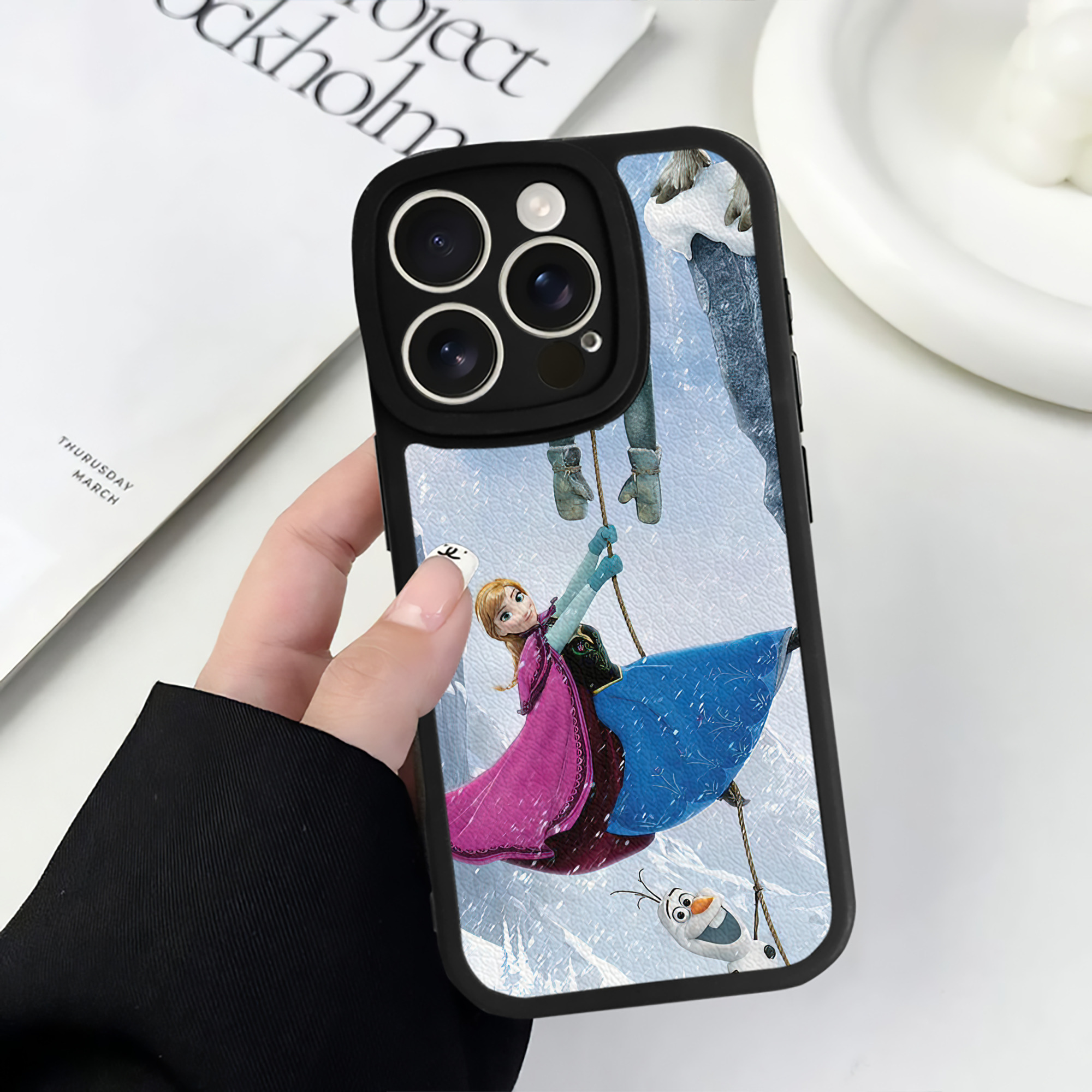 （画像用） アナと雪の女王 アンナ エルサ Frozen Anna Elsa 【iPhone 16シリーズ対応】シリコンスマホケース（レザー調） 材質：シリコン